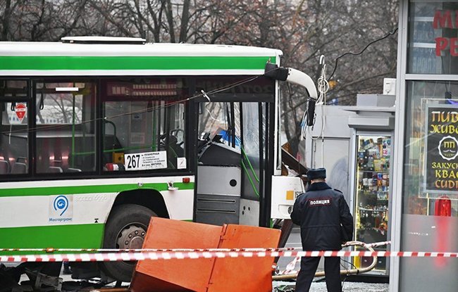 Второе ДТП за неделю: в Москве автобус протаранил остановку с людьми (фото, видео) 