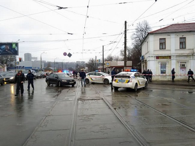 В Харькове мужчина со взрывчаткой захватил отделение Укрпочты. Есть заложники. Обновляется (фото, видео) 