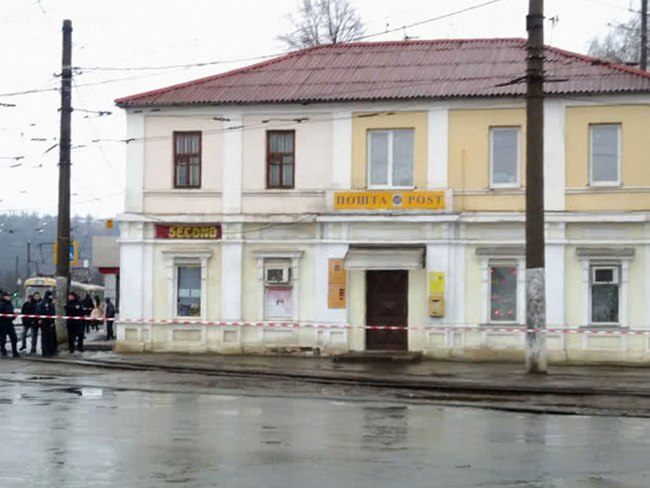 В Харькове мужчина со взрывчаткой захватил отделение Укрпочты. Есть заложники. Обновляется (фото, видео) 