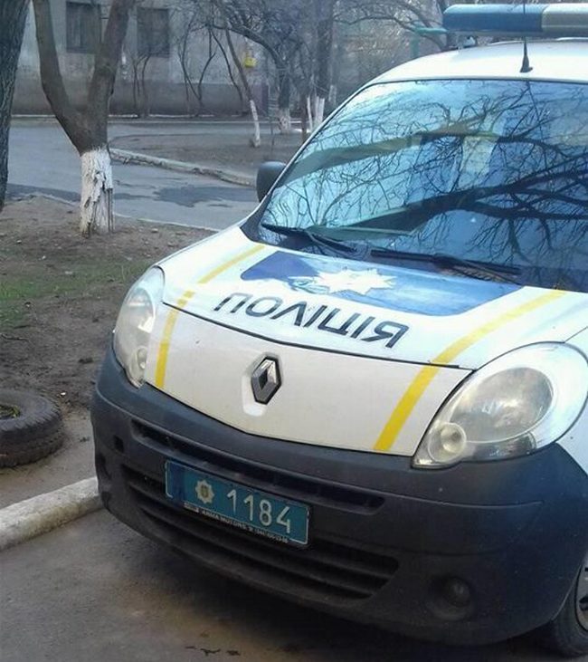 Оперативная необходимость или зрада: в полиции заклеили изолентой флаг Украины на служебном авто