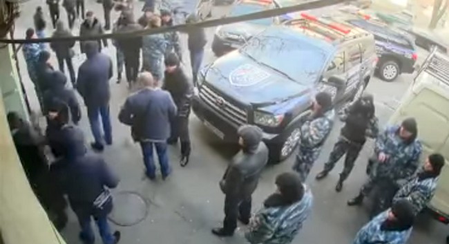 Как в лихие 90-е: в центре Одессы выясняли отношения 2 охранные фирмы (видео)