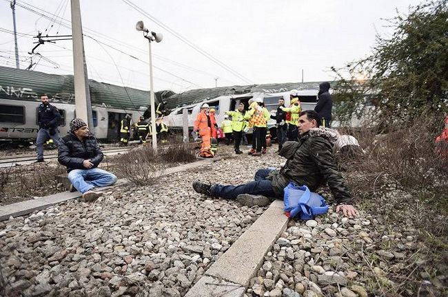 Более 100 пострадавших: в окрестностях Милана сошел с рельсов поезд (фото, видео) 