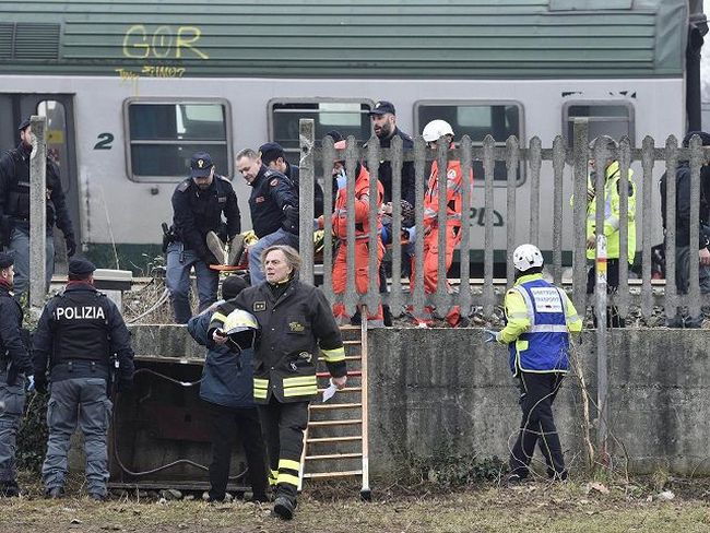 Более 100 пострадавших: в окрестностях Милана сошел с рельсов поезд (фото, видео) 