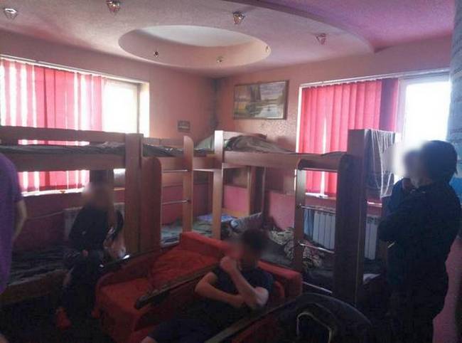 В Харькове в подпольном реабилитационном центре больше года удерживали десятки невольников (фото)