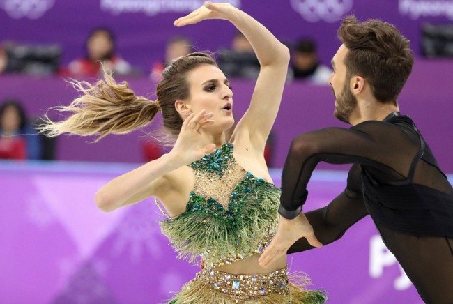 У фигуристки во время выступления на Олимпиаде расстегнулось платье и обнажилась грудь (фото, видео)