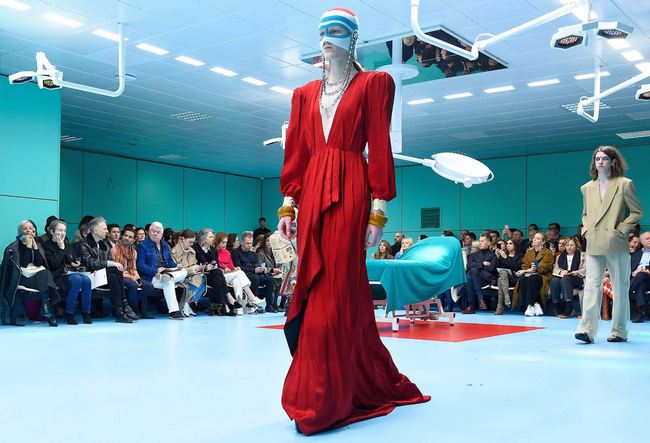 Головы в руках вместо сумок: киборги от Gucci шокировали почитателей моды (фото, видео)