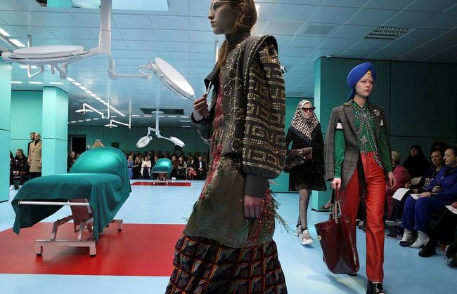 Головы в руках вместо сумок: киборги от Gucci шокировали почитателей моды (фото, видео)