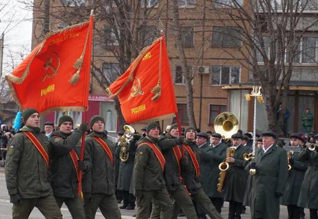 Неожиданно... В Кривом Роге накануне 23 февраля прошел парад с советскими красными флагами (фото, видео)