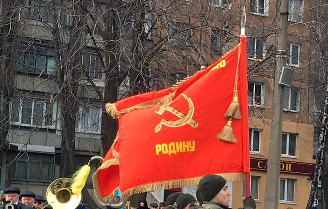 Неожиданно... В Кривом Роге накануне 23 февраля прошел парад с советскими красными флагами (фото, видео)