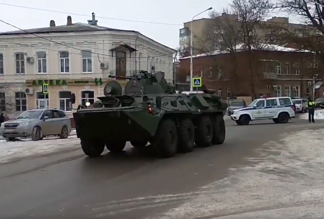 В России неподалеку от границы с Украиной прошла колонна военной техники (видео)