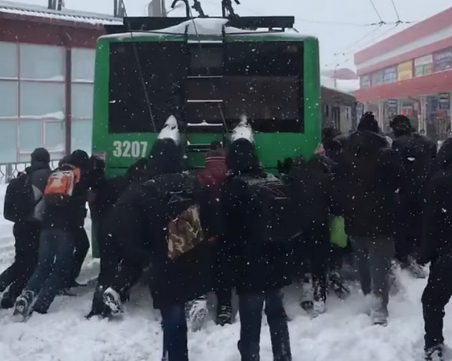Снег, вьюга, 1 марта, Харьков... Флешмоб по выталкиванию тролейбуса из сугробов (видео) 