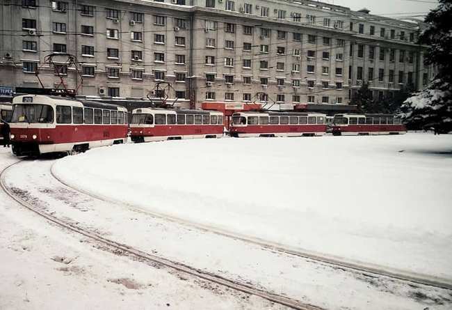 Снег, вьюга, 1 марта, Харьков... Флешмоб по выталкиванию трамвая из сугробов (видео) 