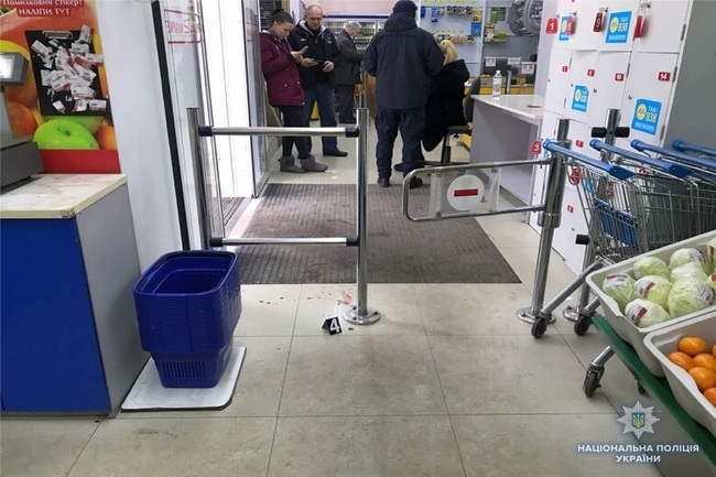В киевском супермаркете мужчина открыл стрельбу: есть пострадавшая