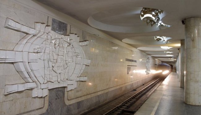 В Харькове на станции метро «Студенческая» девушка упала на рельсы