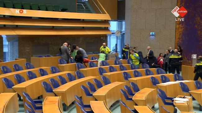 В парламенте Нидерландов пытался повеситься активист (видео)