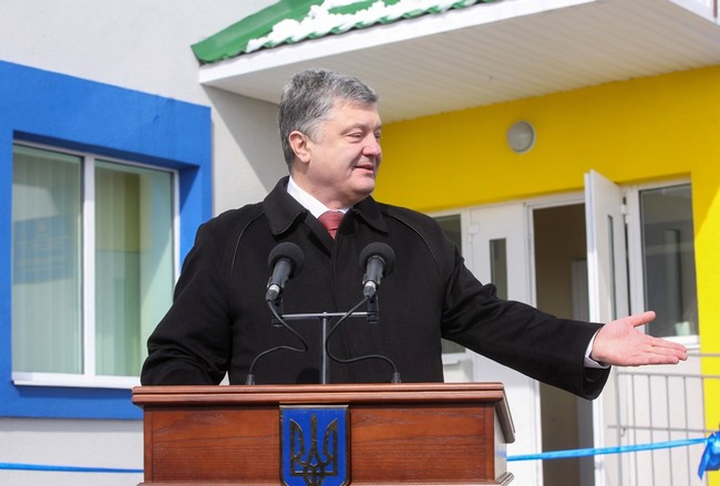 Порошенко обещает повысить минимальную и среднюю зарплату в Украине