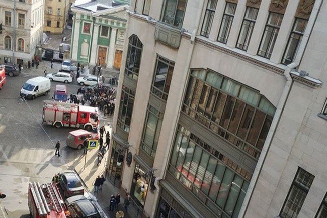 Срочная новость! В Санкт-Петербурге сразу два пожара: горели торговый центр и автосалон (фото, видео)