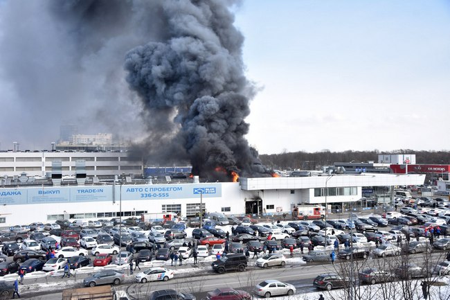 Срочная новость! В Санкт-Петербурге сразу два пожара: горели торговый центр и автосалон (фото, видео)