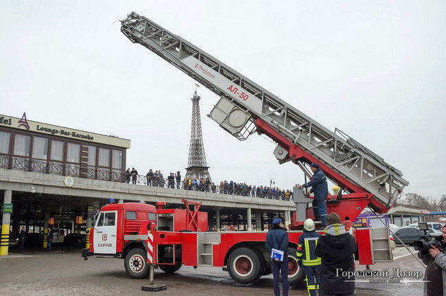 В ТРЦ «Французский бульвар» эвакуируют людей (фото-репортаж)
