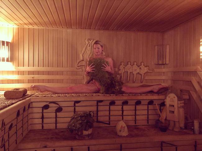 Анастасия Волочкова в очередной раз продемонстрировала шпагат в бикини (фото) 