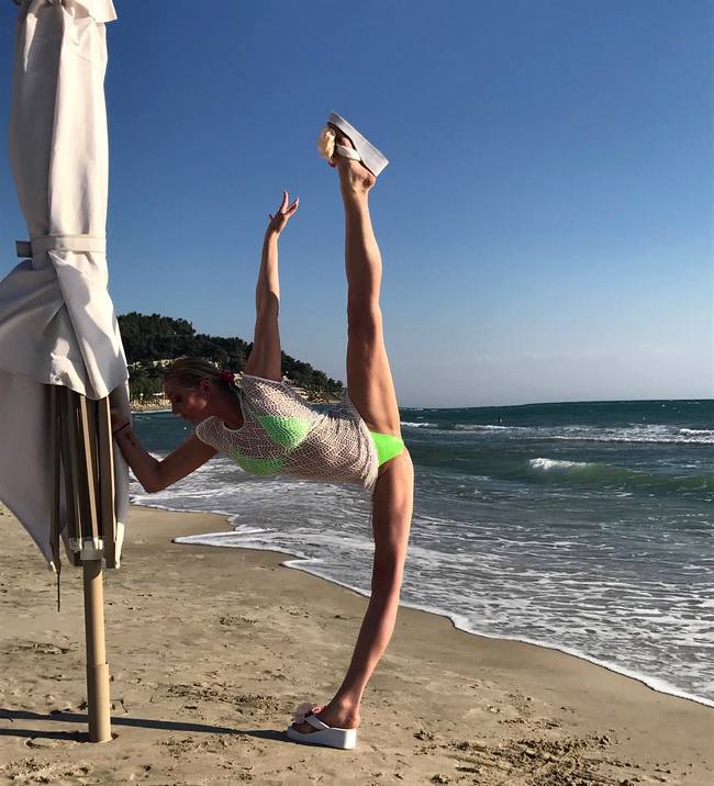 Анастасия Волочкова в очередной раз продемонстрировала шпагат в бикини (фото) 