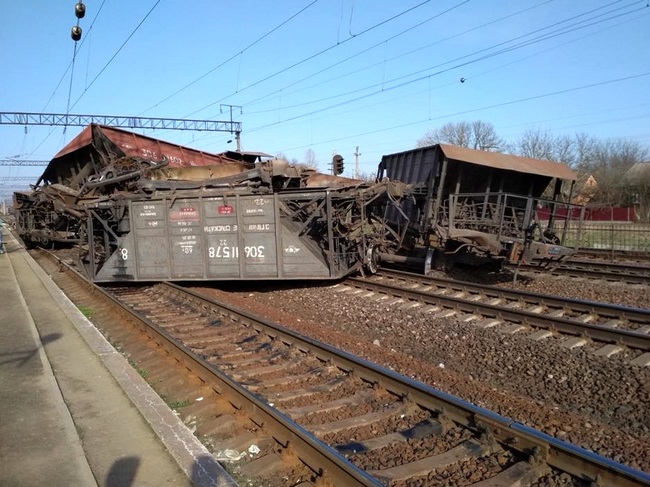 На Львовщине перевернулся поезд (фото-репортаж) 