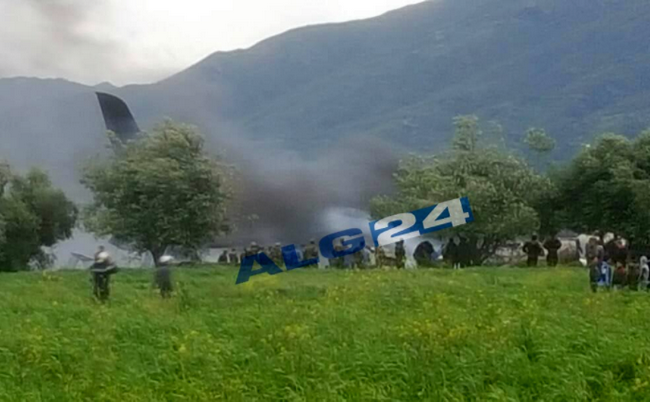 В Алжире потерпел крушение самолет с 200 военными на борту (видео)