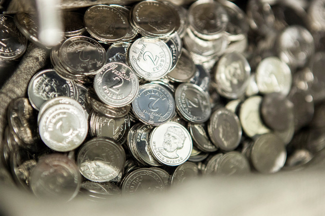 Прощайте бумажные деньги: в Украине вводятся в обращение новые монеты номиналом 1 и 2 гривны (фото)