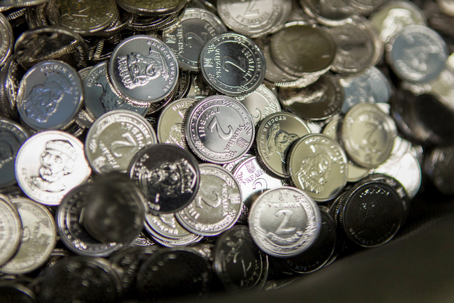 Прощайте бумажные деньги: в Украине вводятся в обращение новые монеты номиналом 1 и 2 гривны (фото)