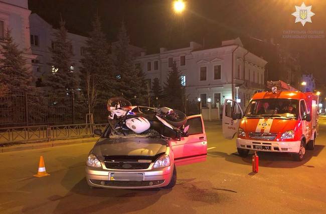 ДТП на Пушкинской: мотоцикл на крыше автомобиля (фото, видео)