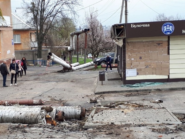 Бешеная струя из кипятка: в Харькове обвалилась теплотрасса (фото, видео)