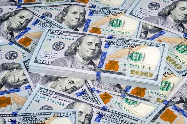 Мешки с деньгами: в США на дорогу высыпались сотни тысяч долларов (видео) 