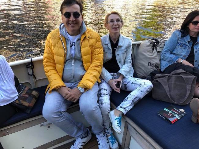 Косит под Чичваркина: Саакашвили прогулялся по Амстердаму в ярком наряде (фото)