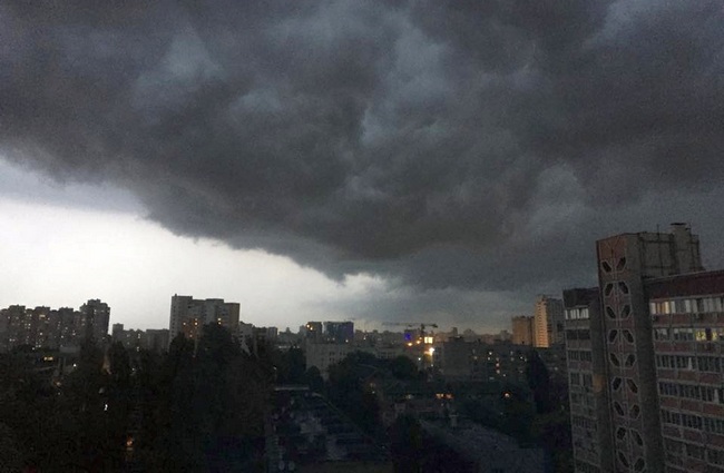 Ливни, гром и молния в Киеве: умерла женщина, повреждена телебашня (фото, видео)