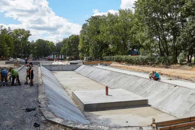 В центре Харькова строят озеро, дорогу и паркинг (фото)