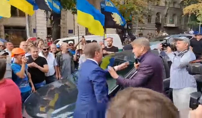 Жити по-новому: в центре Киева подрались министр и народный депутат (видео)