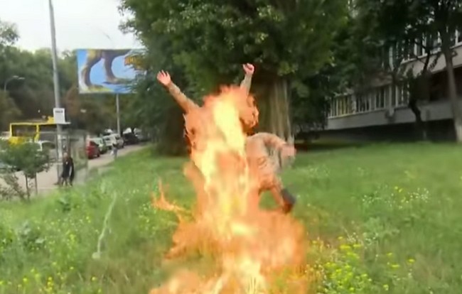 Рядом со зданием Минобороны военный совершил акт самосожжения (видео)