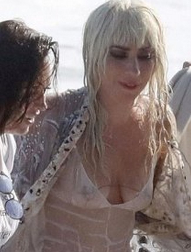 Во время фотосессии Леди Гага случайно засветила грудь и ягодицы (фото) 