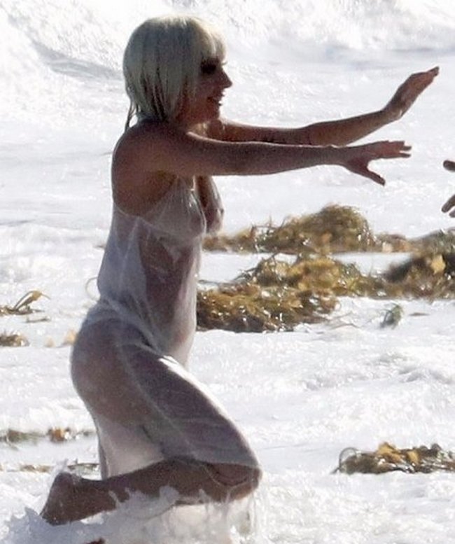 Во время фотосессии Леди Гага случайно засветила грудь и ягодицы (фото) 