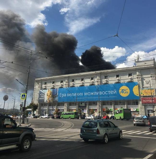Пожар в УИПА: в центре Харькова на Университетской горит вуз (фото, видео). Обновлено