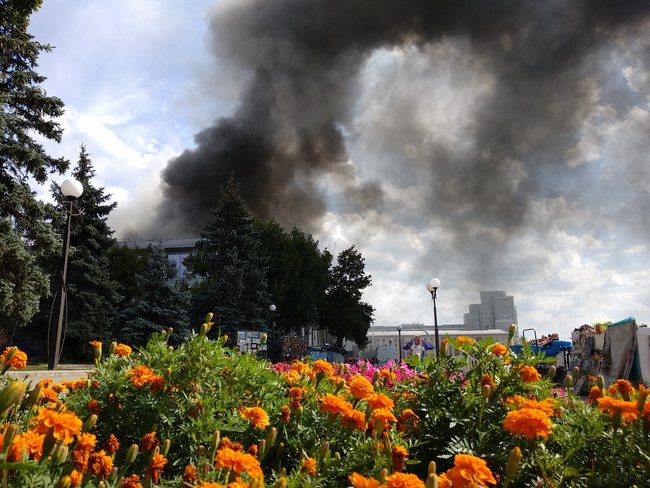 Пожар в УИПА: в центре Харькова на Университетской горит вуз (фото, видео). Обновлено