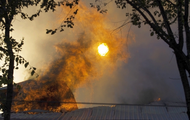 Пожар в УИПА: памятник архитектуры тушили водой из реки. Подробности происшествия (фото)