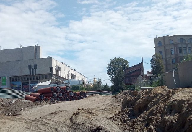 За оперным театром в Харькове строят новую дорогу (фото)