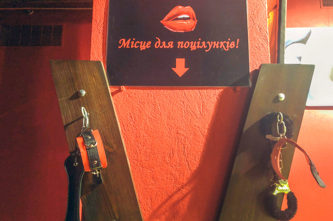 Новый тренд: в Киеве работает секс-кафе с обнаженными официантками (фото, видео)