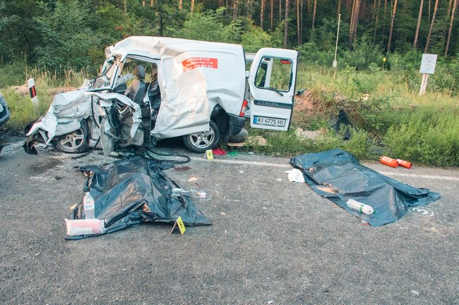 Ужасное ДТП под Киевом: водителя пытались спасти с помощью бензопилы (фото, видео)