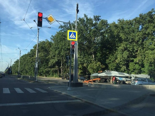 В Харькове возле Мемориала Славы припарковался боевой самолет (фото)
