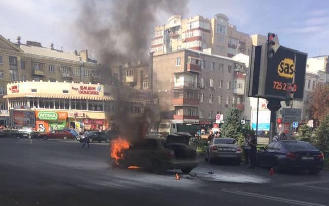 В центре Харькова на Пушкинской загорелся и взорвался автомобиль (фото, видео)