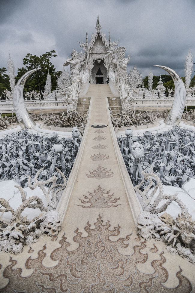 От ада до врат просветления: буддистский Белый храм в Таиланде (фото)