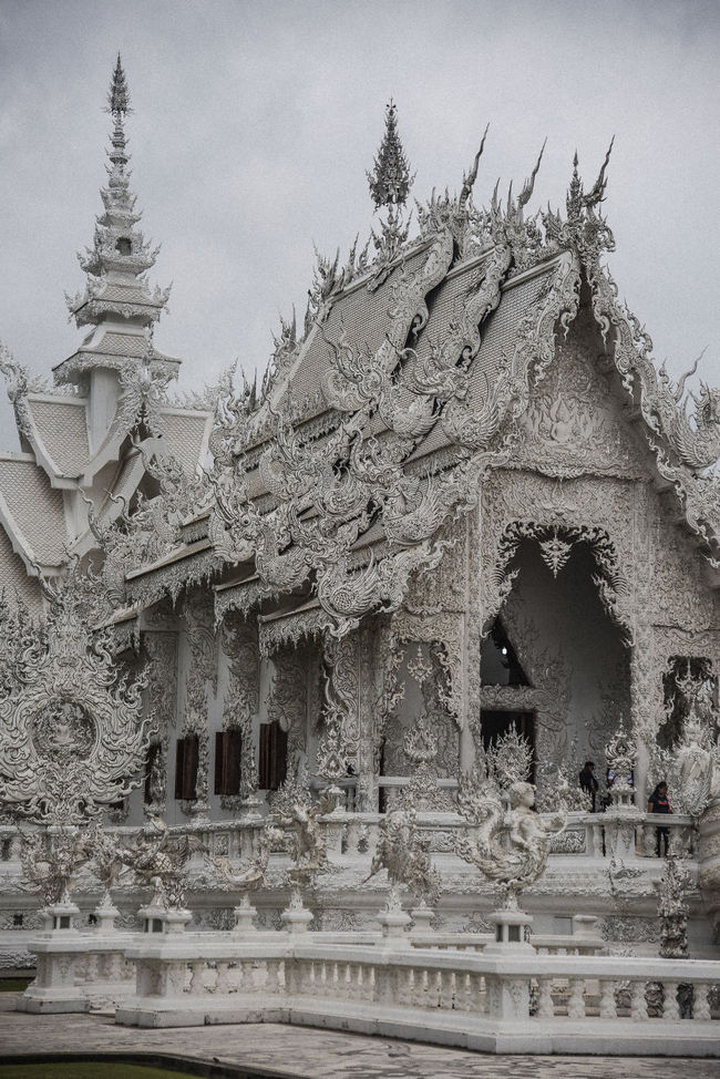 От ада до врат просветления: буддистский Белый храм в Таиланде (фото)