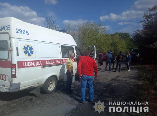 На Харьковщине под Змиевом конфликт со стрельбой: ранен полицейский и активисты (фото, видео)